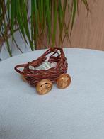 Rieten kinder wagentje met porseleinen popje, Verzamelen, Poppenhuizen en Toebehoren, Verzenden, Gebruikt, Popje