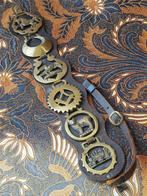 Zes antieke kleppermannetjes uit Engeland aan riem 57,5 cm.