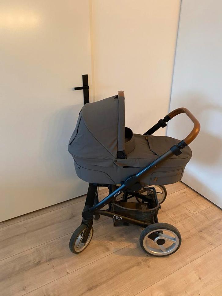 Mutsy Nio Kinderwagen met reiswieg en zitje + accessoires, Kinderen en Baby's, Kinderwagens en Combinaties