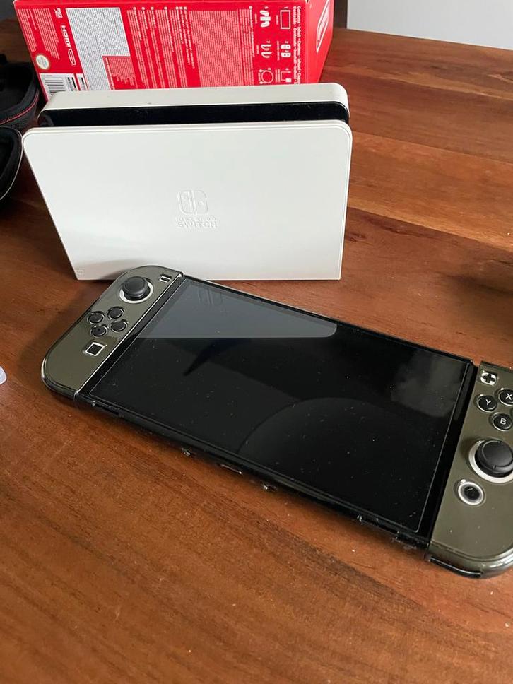 Nintendo Switch OLED + 2 Games + SD Kaart, Spelcomputers en Games, Games | Nintendo Switch, Zo goed als nieuw, Avontuur en Actie