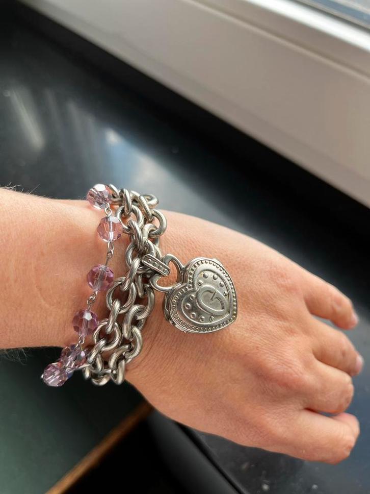 Guess | polshorloge/ armband met bedel uurwerk |dameshorloge, Sieraden, Tassen en Uiterlijk, Armbanden, Gebruikt, Staal, Zilver