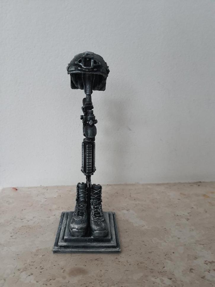 beeldje the fallen soldier, Verzamelen, Militaria | Algemeen, Landmacht, Overige typen, Nederland, Ophalen of Verzenden