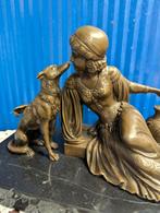 Bronzen sculptuur. Vrouw met hond ., Ophalen of Verzenden, Gebruikt, Rond