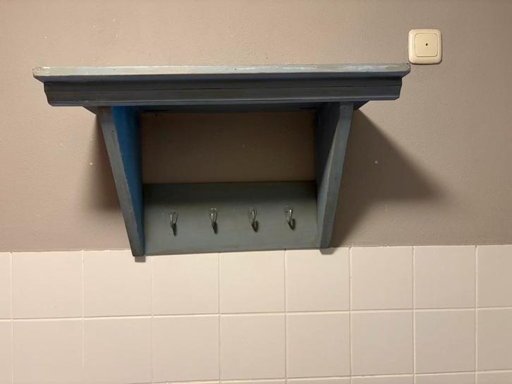 Mooi wandrek met 4 haakjes blauw/grijs hout ZGAN, Huis en Inrichting, Woonaccessoires | Wandplanken en Boekenplanken, Zo goed als nieuw