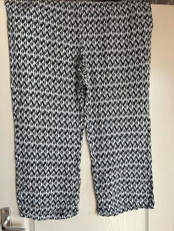 Zwart/wit wijde broek - maat 52 beschikbaar voor biedingen
