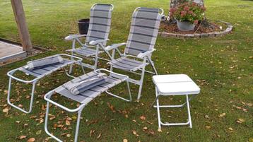 Complete kampeerset: stoelen, voetenbankjes & tafeltje beschikbaar voor biedingen