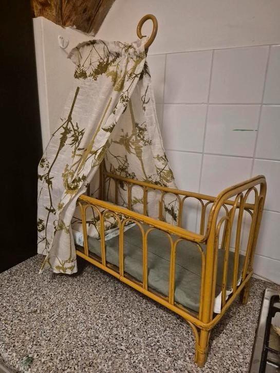 Antiek rieten bamboe poppenbedje, wiegje boho stijl, Antiek en Kunst, Antiek | Speelgoed, Ophalen