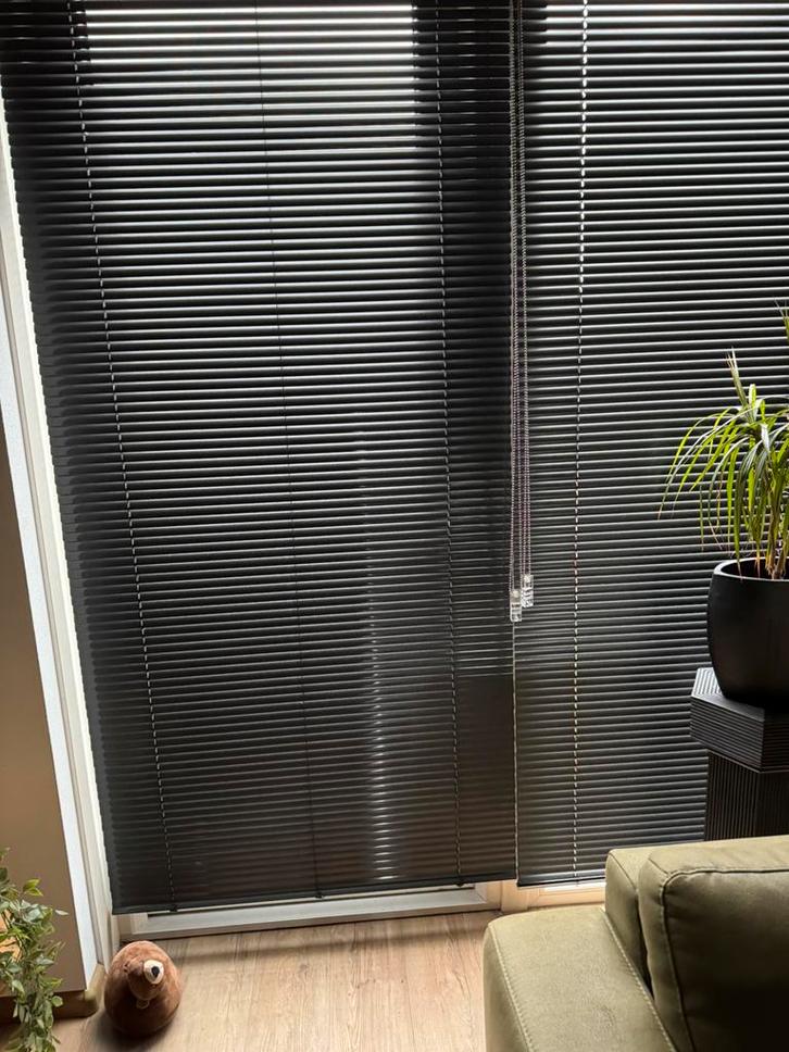 Hele mooie Zwarte  luxaflex met klein stipje goud, Huis en Inrichting, Stoffering | Gordijnen en Lamellen, Zo goed als nieuw, 200 cm of meer