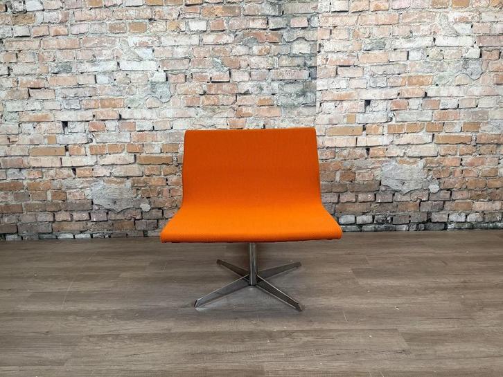 Design Fauteuil oranje bij TheReSales, Huis en Inrichting, Fauteuils, Zo goed als nieuw, Metaal, Stof, 50 tot 75 cm, Minder dan 75 cm