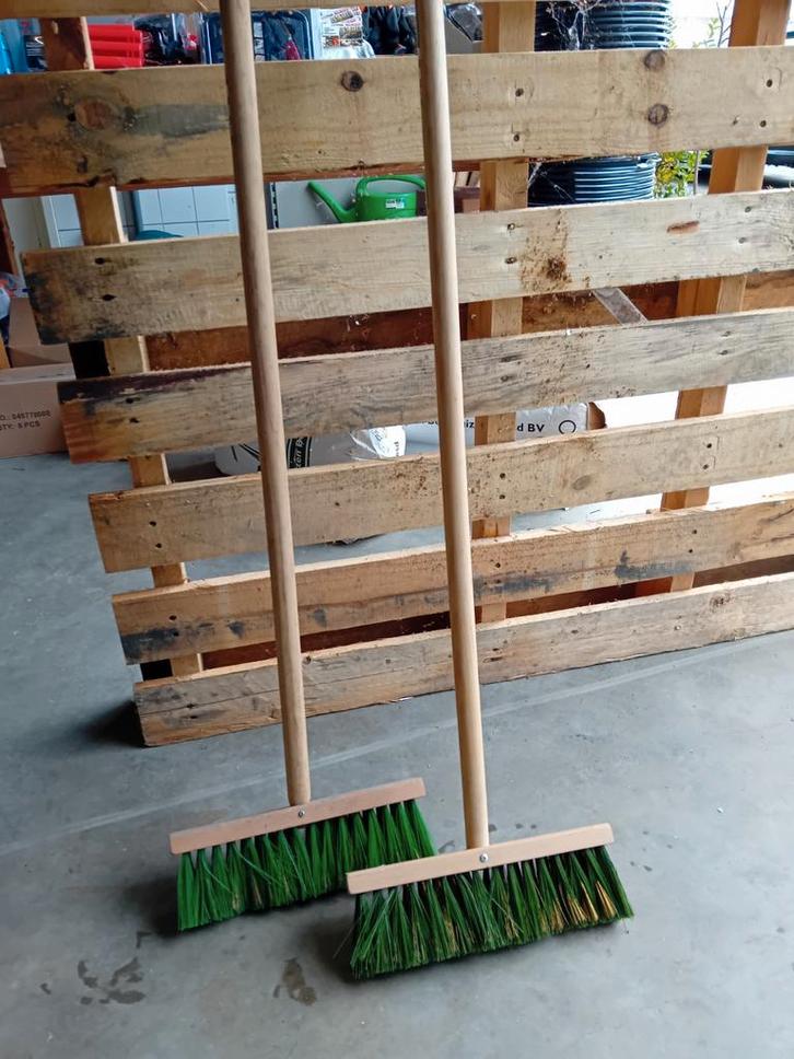 2 Nieuwe Bezems - Direct Gebruiksklaar!, Tuin en Terras, Hand-tuingereedschap, Nieuw, Ophalen