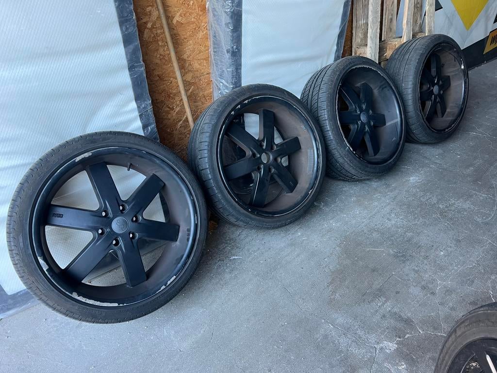 2x diverse sets velgen 16 en 22 inch zwart en stalen 6x139.7, Auto-onderdelen, Banden en Velgen, Ophalen, Overige maten, Zomerbanden