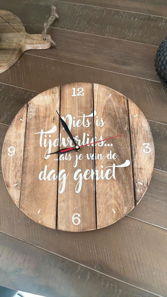 Houten Wandklok met Tekst, Huis en Inrichting, Woonaccessoires | Klokken, Nieuw, Wandklok, Analoog, Ophalen of Verzenden