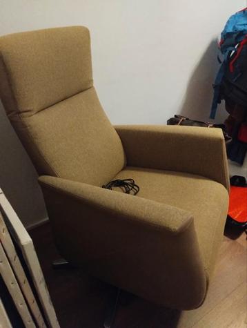 Prominent sta op fauteuil  beschikbaar voor biedingen