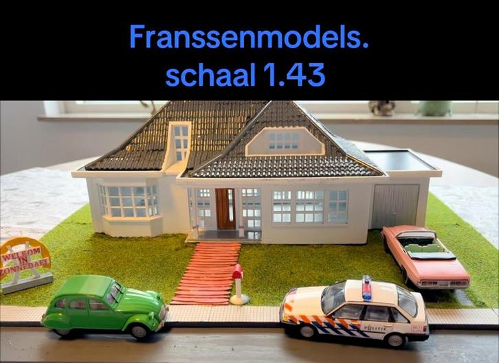 Flodder huis 1.43 40cm breed met chevrolet caprise, Hobby en Vrije tijd, Modelauto's | 1:43, Auto, Overige merken, Ophalen of Verzenden