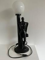 ART DECO LAMP. —  1980.  —. VROUW BIJ LANTAARN., Huis en Inrichting, Lampen | Tafellampen, Ophalen of Verzenden, Zo goed als nieuw