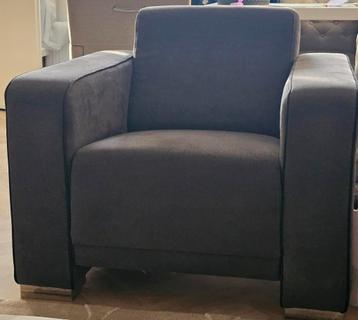Grijze fauteuil beschikbaar voor biedingen