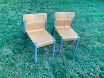 Ahrend stoelen stapelbaar beschikbaar voor biedingen