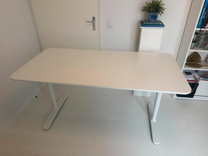 Ikea Bekant bureau, wit, in hoogte verstelbaar, Huis en Inrichting, Bureaus, Gebruikt, Bureau, In hoogte verstelbaar, Ophalen