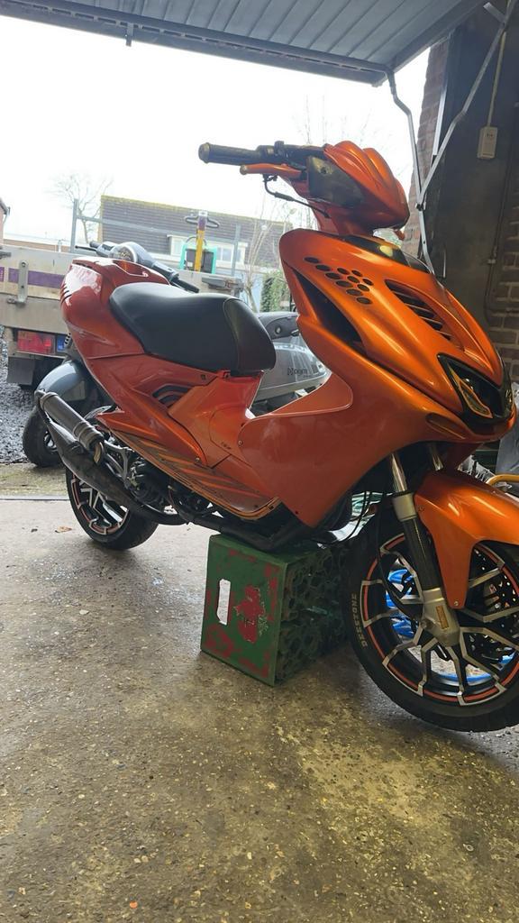 Aerox 70cc MHR 6T volledig gereviseerd UNIEKE VELGEN €1600!, Fietsen en Brommers, Scooters | Yamaha, Zo goed als nieuw, Aerox