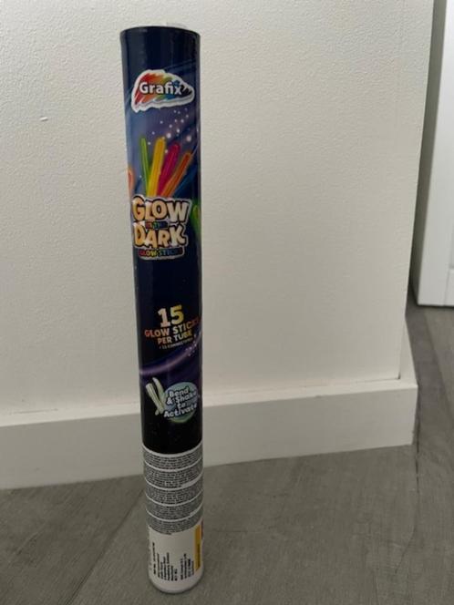 Nieuw in verpakking: 15 glow in the dark sticks, Hobby en Vrije tijd, Feestartikelen, Nieuw, Versiering, Ophalen of Verzenden