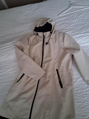 Creme kleurige tussen jas beschikbaar voor biedingen