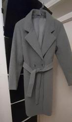 Gloednieuwe grijze damesjas met riem/centuur  42/44, Kleding | Dames, Jassen | Zomer, Maat 42/44 (L), Nieuw, Ophalen of Verzenden