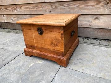 Houten Kist / Bijzettafel beschikbaar voor biedingen