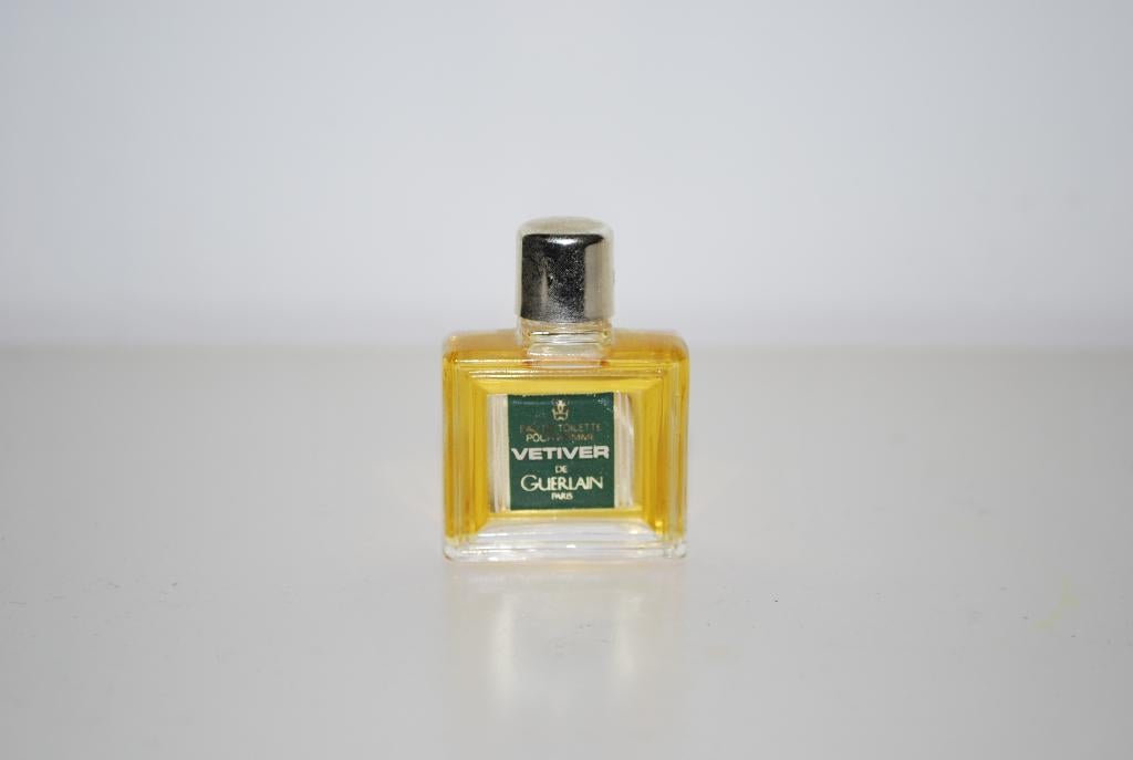 Miniatuur Guerlain Vetiver, Verzamelen, Parfumverzamelingen, Ophalen of Verzenden, Zo goed als nieuw, Miniatuur, Gevuld