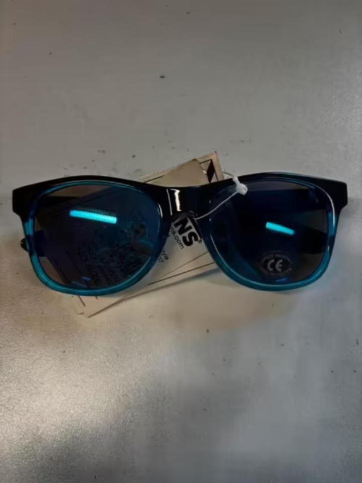 ZGAN! Zonnebril VANS blauw klein krasje in glas €10,99, Sieraden, Tassen en Uiterlijk, Zonnebrillen en Brillen | Heren, Zo goed als nieuw
