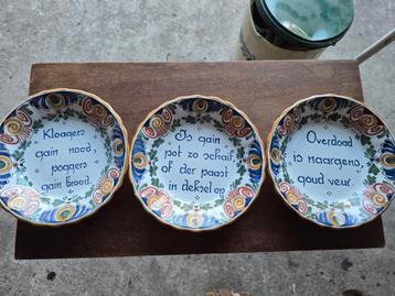 3 bordjes met Groningse teksten uit Workum beschikbaar voor biedingen