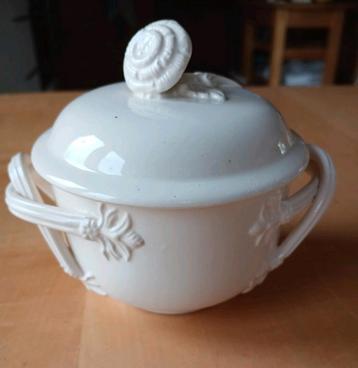Leedsware classical creamware potje beschikbaar voor biedingen