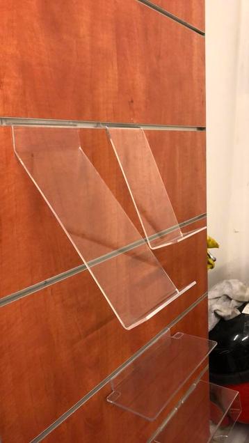 Presentatiesteunen voor in slatwall - boekpresentatie beschikbaar voor biedingen