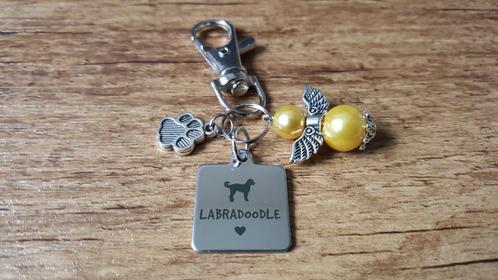 Sleutelhanger Labradoodle RVS met beschermengeltje, Dieren en Toebehoren, Honden-accessoires, Nieuw, Verzenden