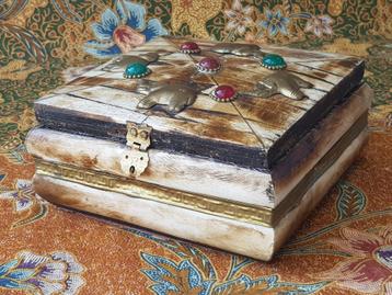 Mooi origineel oud doosje uit Pakistan van been en koper. beschikbaar voor biedingen