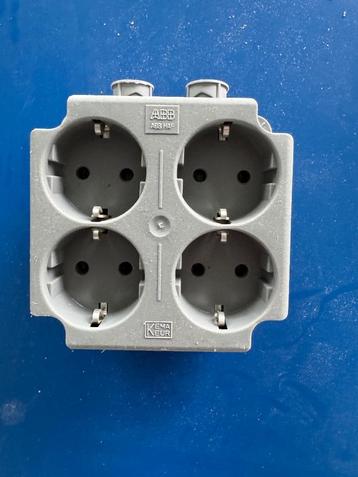 ABB installatiedoos/wandcontactdoos - 2/4 stopcontacten beschikbaar voor biedingen