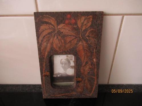 ANTIEK HOUTEN  BEWERKT FOTOLIJSTJE -PALMTAKKEN- INDISCH?, Antiek en Kunst, Kunst | Niet-Westerse kunst, Ophalen of Verzenden