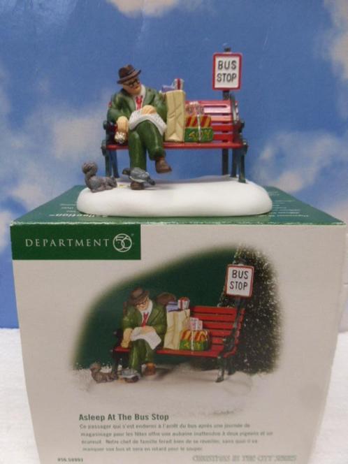 department 56 asleep at the bus stop kerstdorp poppetje bank, Diversen, Kerst, Zo goed als nieuw, Ophalen of Verzenden