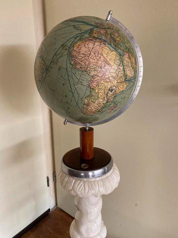 Antieke wereldbol met kompas Columbus Erdglobus oude globe. beschikbaar voor biedingen