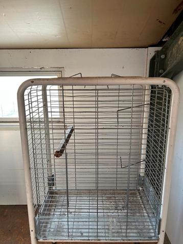 Vogelkooi beschikbaar voor biedingen