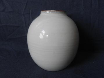 Ellipsvormig vaasje wit geglazuurd Mobach Utrecht h. 11 cm beschikbaar voor biedingen