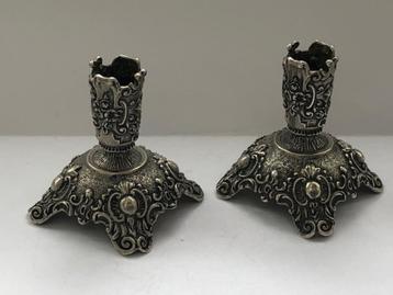 Twee zilveren miniatuur kandelaars