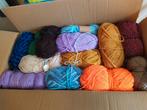 Doos met bollen wol zonder label of aangebroken. 26 stuks., Hobby en Vrije tijd, Breien en Haken, Ophalen of Verzenden, Zo goed als nieuw