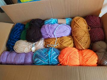 Doos met bollen wol zonder label of aangebroken. 26 stuks. beschikbaar voor biedingen