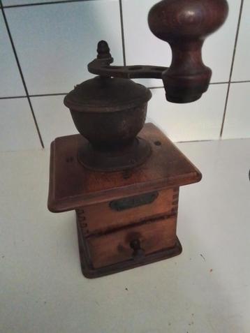 Antieke Koffiemolen - Houten Basis 10 euro  beschikbaar voor biedingen