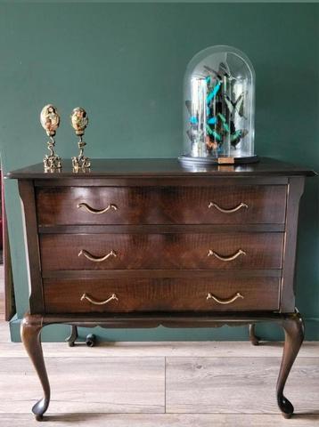 Vintage ladekast Queen Anne stijl – donker hout, 3 laden beschikbaar voor biedingen