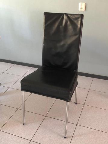 Zes leuke zwart leren eetkamer stoelen beschikbaar voor biedingen