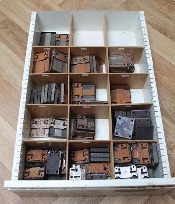 Partij van ca. 125 opdeksloten. beschikbaar voor biedingen