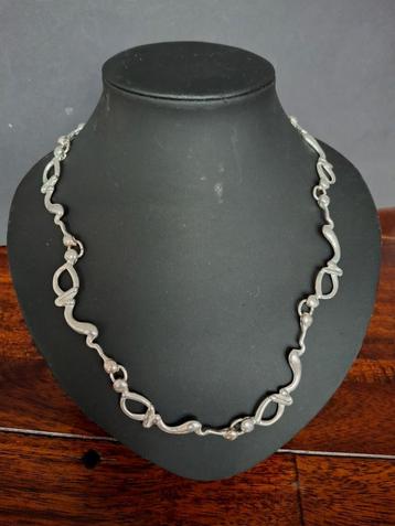 Prachtig handgemaakt collier van alpaca zilver.
Lengte 49 cm beschikbaar voor biedingen