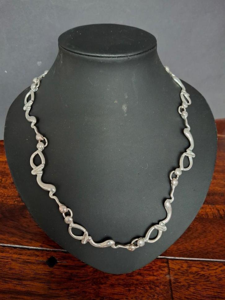 Prachtig handgemaakt collier van alpaca zilver.
Lengte 49 cm, Sieraden, Tassen en Uiterlijk, Kettingen, Nieuw, Zilver, Zilver