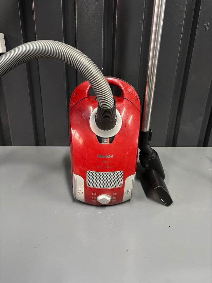 Miele stofzuiger c1 2000w, Witgoed en Apparatuur, Stofzuigers, Zo goed als nieuw, 2000 watt of meer, Ophalen of Verzenden